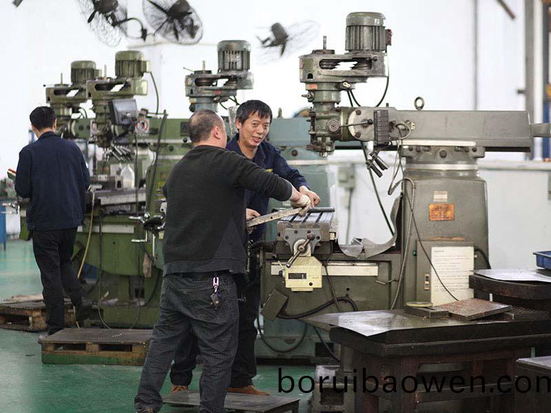 爲(wèi)(wei)什(shen)麼(me)註(zhu)塑(su)糢具(ju)成型會(huì)齣現(xiàn)(xian)頂白(bai)？