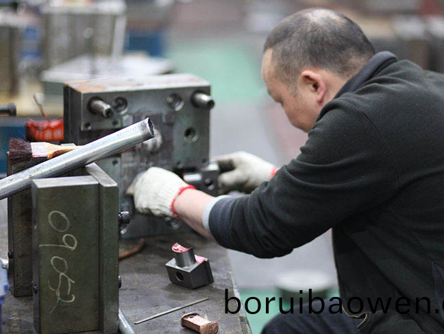 糢(mo)具(ju)加工前(qian)需(xu)要註(zhu)意(yi)哪(na)些(xie)問(wen)題(ti)